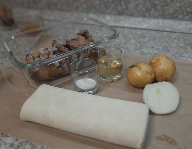 Пирожки с грибами из слоеного теста - рецепты с фото