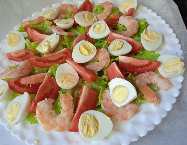 Салат с кальмарами, руколой, сыром и перепелиными яйцами