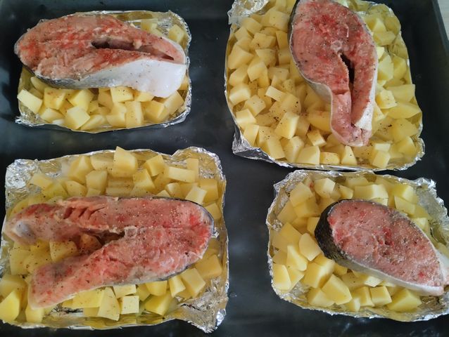 Рыба с картофелем, запеченная в духовке , пошаговый рецепт с фото