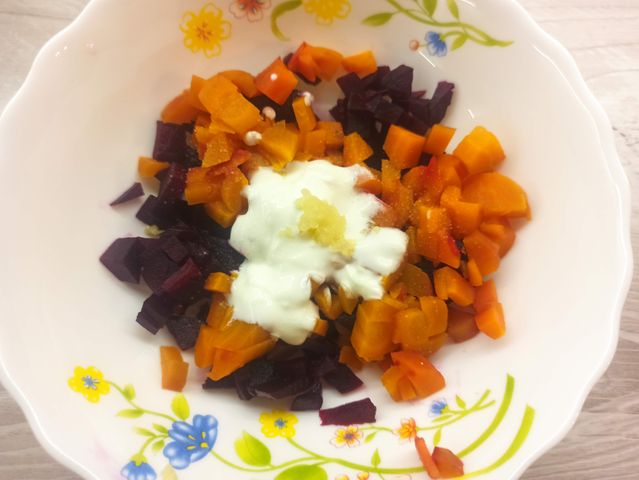 Салат со свеклой, морковью и чесноком на сметане