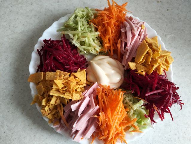 Рецепт: Свекольный салат слоями | с колбасой