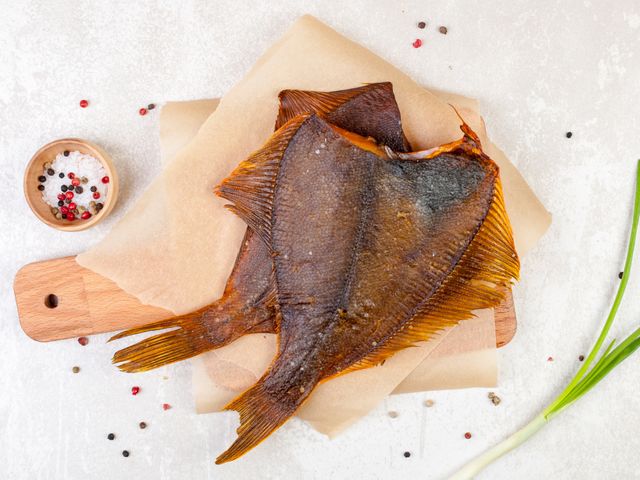 Рыба, запеченная с чесноком и луком