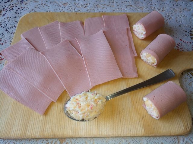 Рулеты из кижуча с сыром и кедровыми орешками (свежемороженые)