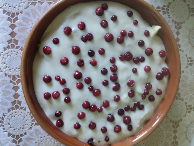 Дрожжевой пирог с яблоками и брусникой