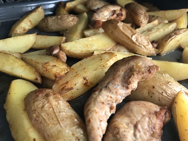 Картошка, жаренная с курицей на сковороде