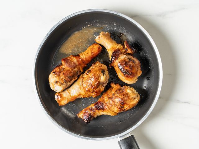 Жареная курица на сковороде с чесноком