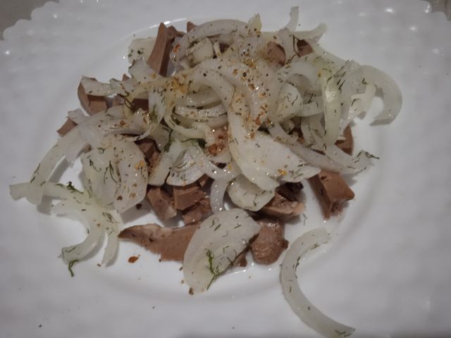 Салат из отварного свиного сердца с маринованным луком