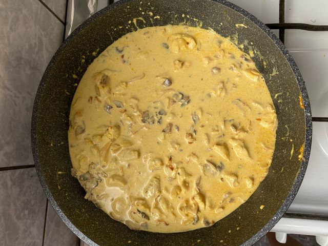 Подлива из курицы и грибов в сметанном соусе – пошаговый рецепт приготовления с фото