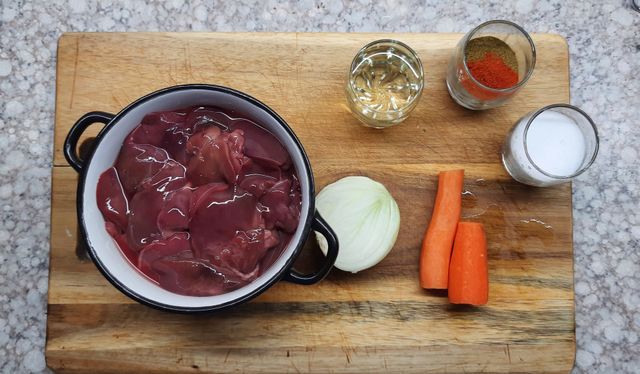 Оладьи из говяжьей печени с морковью и луком: рецепт - Лайфхакер
