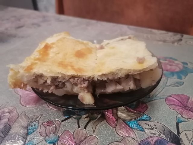 Вкусный пирог с мясом и картошкой из слоеного теста в духовке