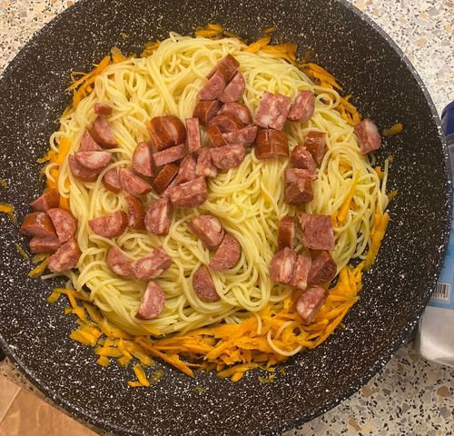 Спагетти с колбасками в томатном соусе