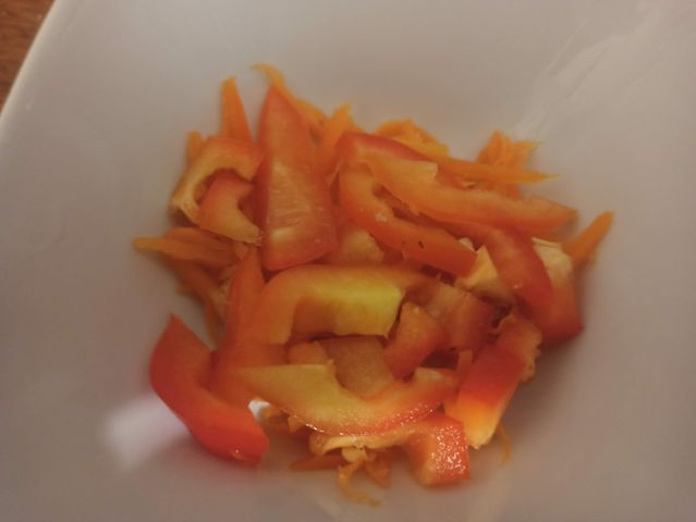 Салат с корейской морковкой, сладким перцем и колбасой – пошаговый рецепт приготовления с фото