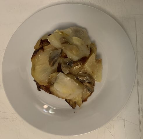 Запеченный картофель с грибами и сметаной в духовке