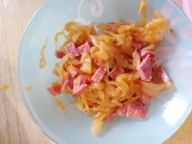 Рецепт тушеной капусты с колбасой