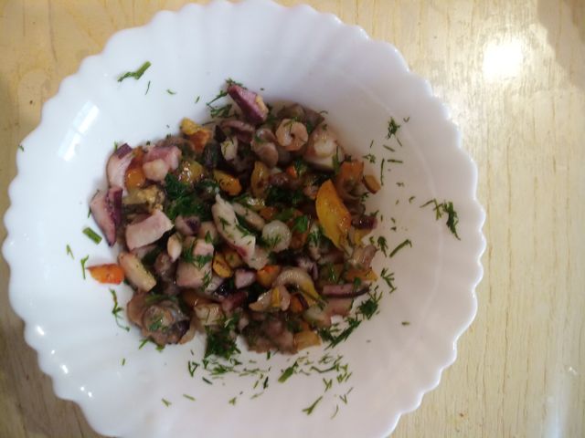 Салат с морским коктейлем — пошаговый рецепт с фото