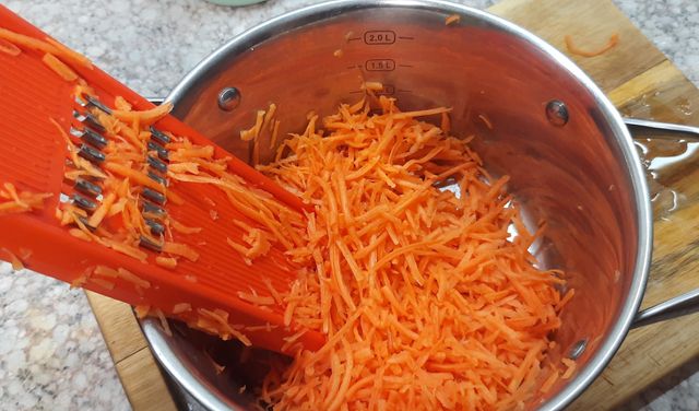 Салат с морковью, сухариками и сыром