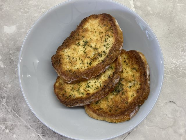 Гренки из черного хлеба с чесноком по-домашнему – пошаговый рецепт приготовления с фото
