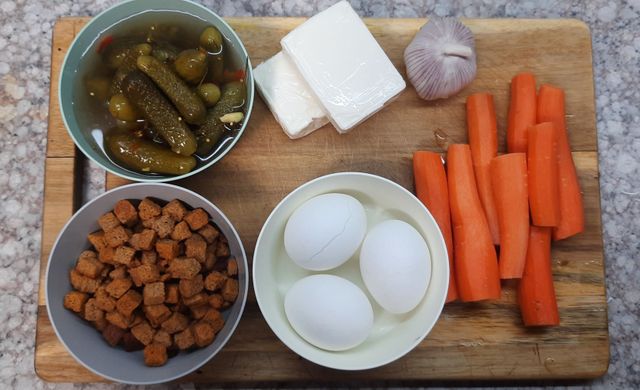 15 вкусных салатов с колбасой и сухариками, которые стоит приготовить