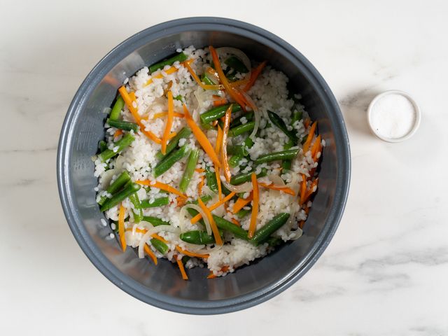 Тушёная рыба с овощами и рисом на сковороде: простой рецепт - Лайфхакер