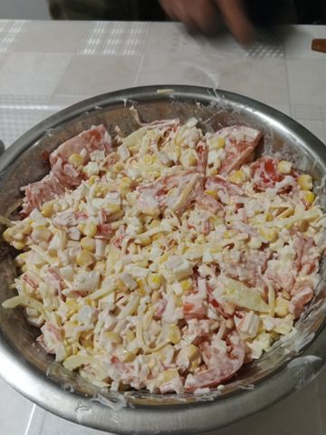 Салат с крабами, пошаговый рецепт на ккал, фото, ингредиенты - Маришель