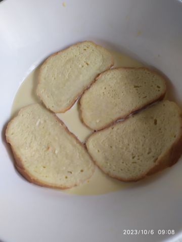 Гренки из белого хлеба с яйцом и молоком на завтрак