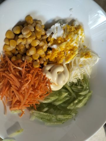 Салат с капустой, кукурузой и яйцом: рецепт | Меню недели