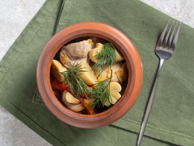 Горшочки с мясом и овощами в духовке - рецепт с фото пошагово