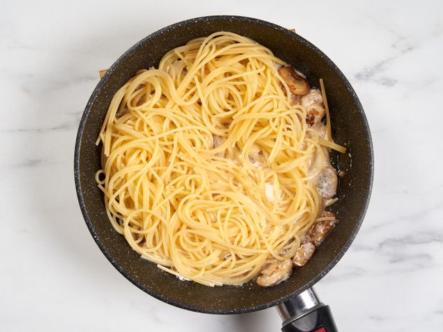 Спагетти с грибами и сливочным соусом, пошаговый рецепт с фото