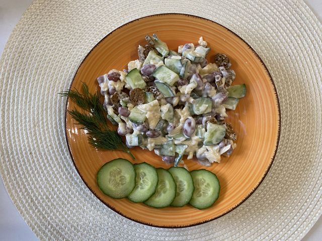 Салат с курицей ,фасолью и свежими овощами