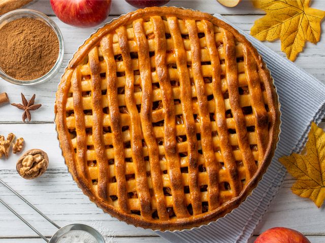 Рецепт: Пирог с яблоками и брусникой - из дрожжевого теста