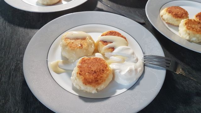 Сырники из творога со сметаной на завтрак – пошаговый рецепт приготовления с фото