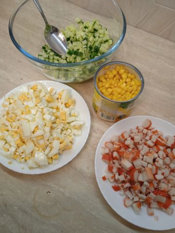 Крабовый салат со свежими огурцами