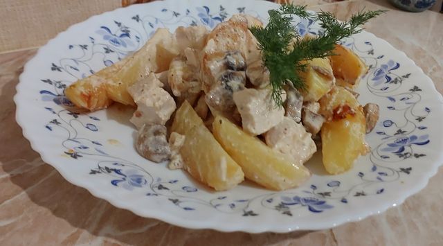 Жульен с курицей, картошкой и грибами со сметаной в духовке