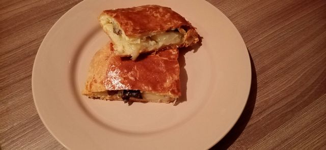 пирог из слоеного теста с фаршем и картошкой и грибами в духовке рецепт | Дзен