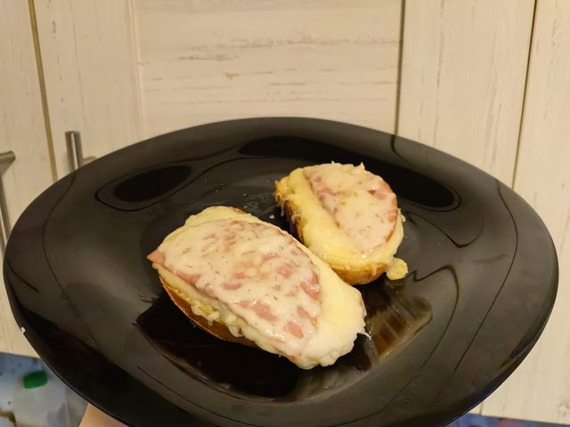 Бутерброды с ананасом, ветчиной и сыром