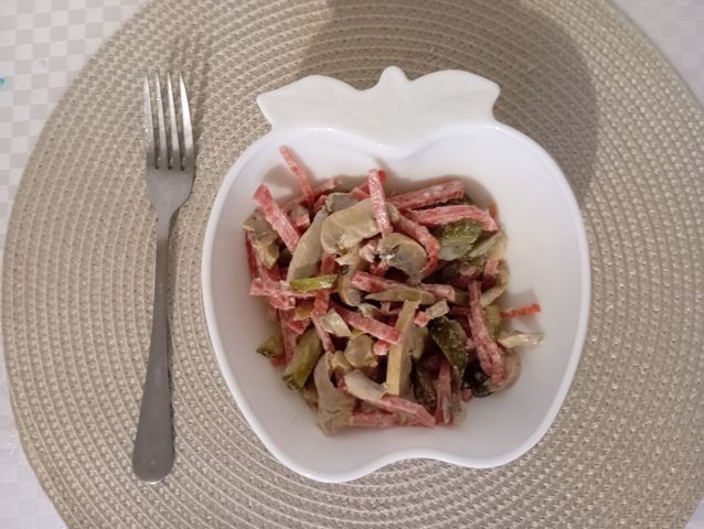 Салат с маринованными грибами и копченой колбасой — рецепт с фо�то