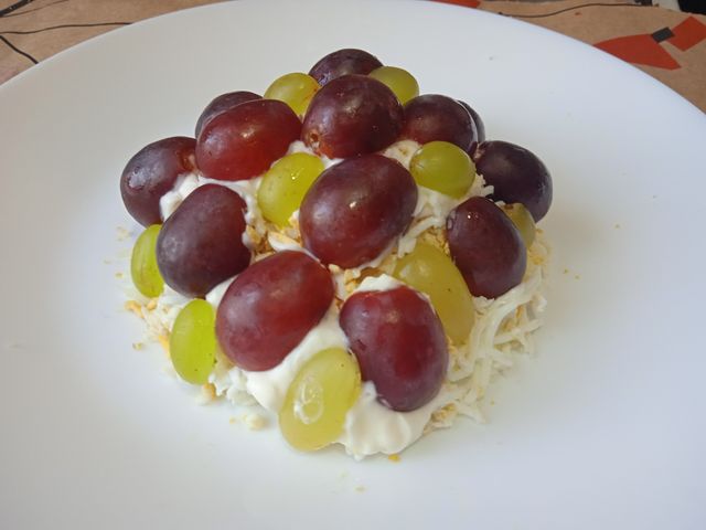 Вкусно и красиво – салат «Виноградная гроздь»