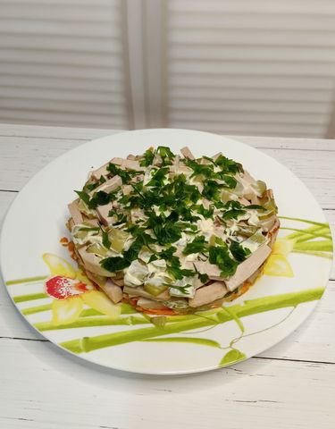 салат обжорка с копченой колбасой и сыром | Дзен