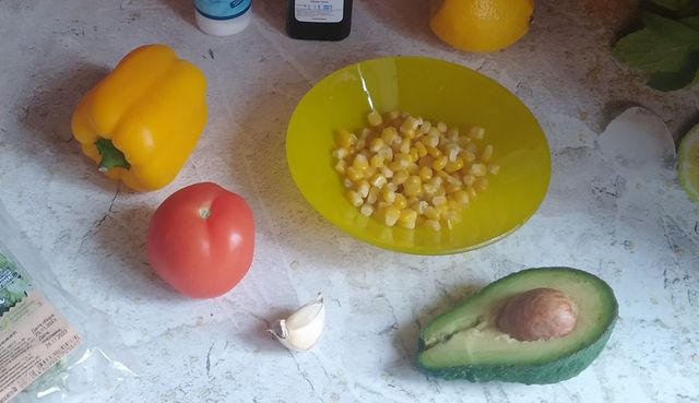 Праздничный салат из кукурузы, перца и томата
