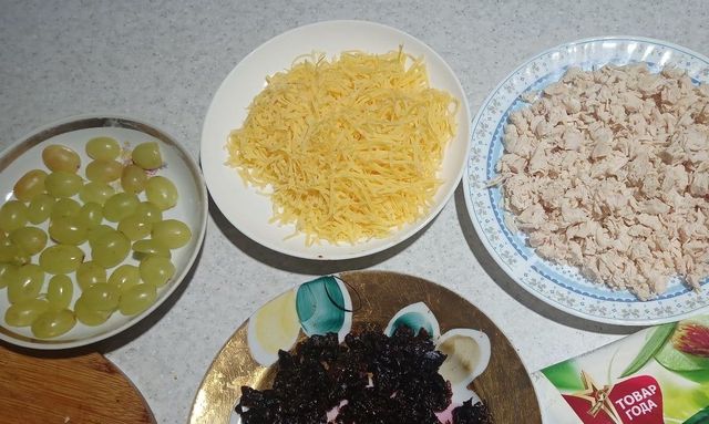 Салат «Праздничный» с курицей, черносливом и виноградом – пошаговый рецепт приготовления с фото