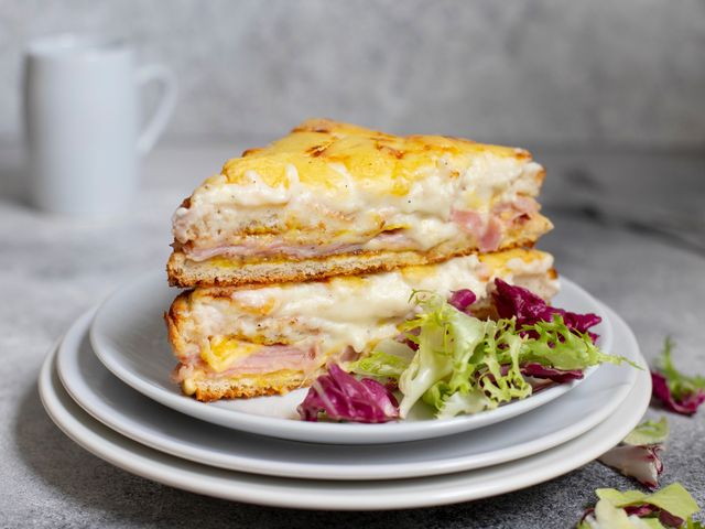 Что такое крок-месье / Как приготовить французский сэндвич дома – статья из  рубрики "Как готовить" на Food.ru