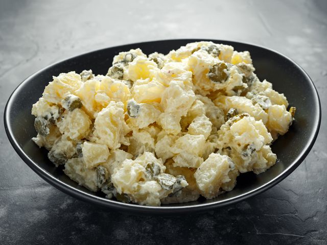 Салат картофельный с маринованными огурцами и укропом — рецепты | Дзен