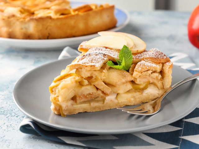Простой яблочный пирог в духовке шарлотка рецепт с фото пошагово