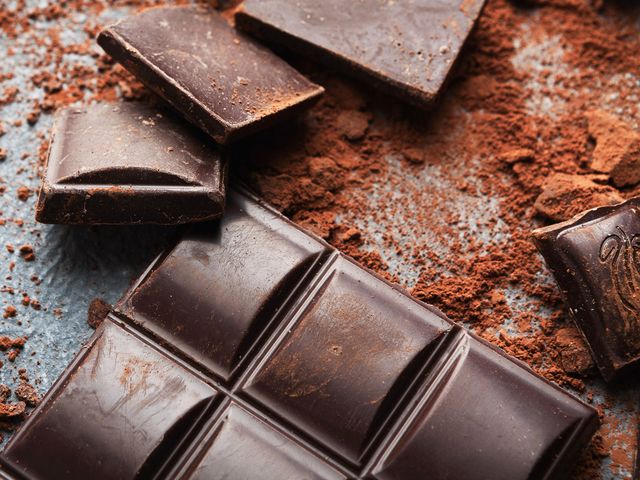 Что будет если съесть плитку шоколада. Шоколад z. Горький шоколад большая плитка. Peillab шоколад. Плитка шоколада с листьями.