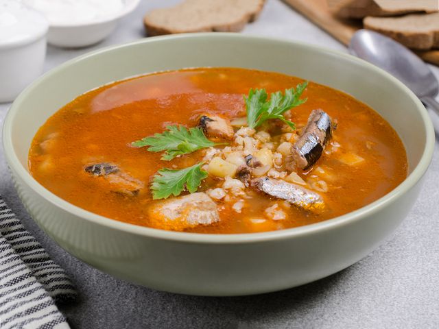 Быстрый рыбный суп с маслинами