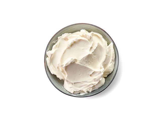 Можно замораживать крем чиз. Крем из пармезана. Творожный кондитерский сыр для крема. Боконти сырный крем. Крем это в кондитерском на основе сливочного.