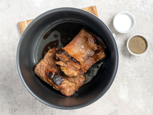 Тушеные свиные ребрышки с черносливом на сковороде