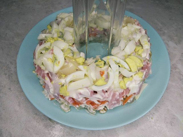 Салат с ветчиной, картошкой и грибами - Лайфхакер