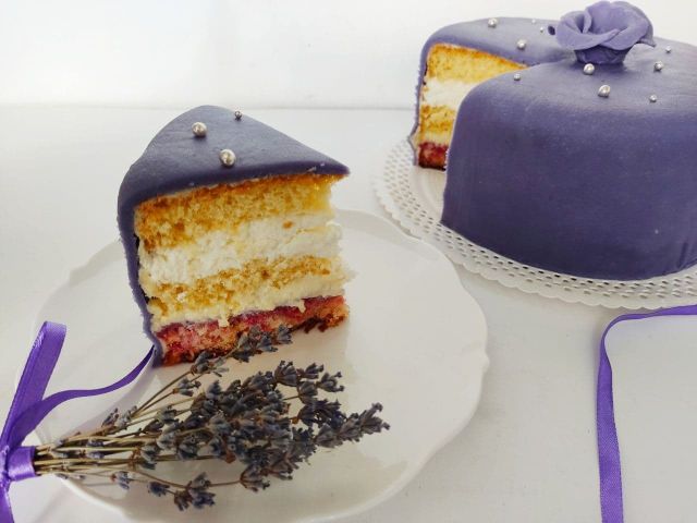 Предлагаем простой и быстрый рецепт приготовления нежного и неимоверно красивого торта «Принцесса»!