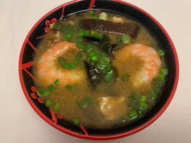 Рецепт: мисо-суп с лапшой и креветками в темпуре